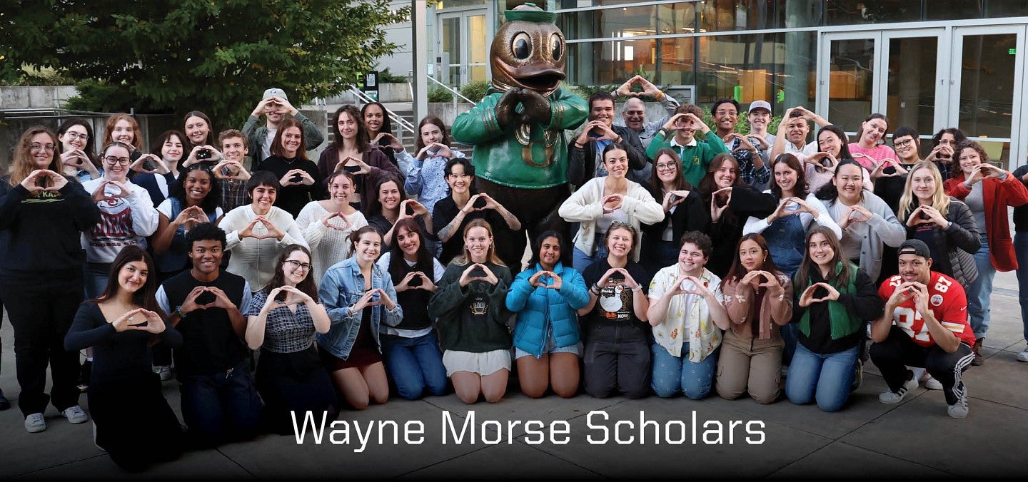 photo of Wayne Morse Scholars with Puddles the Duck statue
