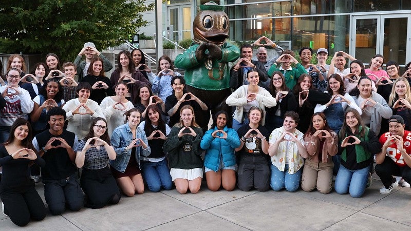 photo of Wayne Morse Scholars with Puddles the Duck statue